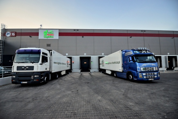 BIZNES, Handel - Pandemia koronawirusa pokazała konsumentom, jak ważne są działania branży logistycznej dla komfortu każdego z nas, zaś biznesowi - jak istotna jest solidarność i współpraca w sytuacji kryzysu. Green Factory Logistics podsumowuje akcję „Świat na Zakręcie: Solidarni w Biznesie”.,  Logistyka zawsze w drodze do solidarnego biznesu BIZNES, Handel - Pandemia koronawirusa pokazała konsumentom, jak ważne są działania branży logistycznej dla komfortu każdego z nas, zaś biznesowi - jak istotna jest solidarność i współpraca w sytuacji kryzysu. Green Factory Logistics podsumowuje akcję „Świat na Zakręcie: Solidarni w Biznesie”.