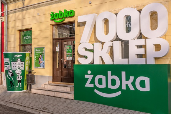 Żabka coraz bardziej lokalna. 7000. sklep sieci otwarty w zabytkowym Bieczu